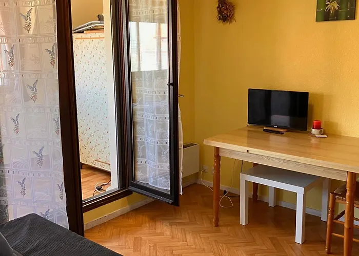 2 Pièces à 100 M De La Avec Parking Privatif - Fr-1-712-94