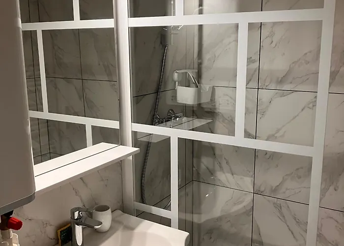 Daire 2 Pieces Pres Avec Parking Privatif - Fr-1-712-94 *